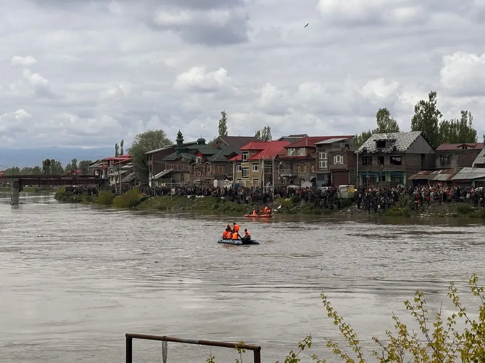 Gandbal/Batwara boat capsize response: briefed media (12 of 15 rescued, 6 dead), Rs 5 lakh